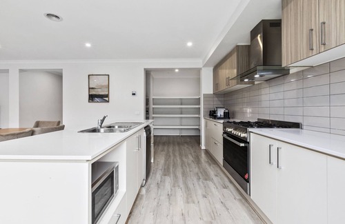 Sanctuary Lakes Casa | Luxury Point Cook Home 30 mins to Melb CBD!