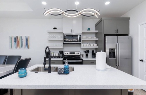 Harlingen Casa | Luxury Pool Oasis w/Tesla Charger*Walk to Hospital