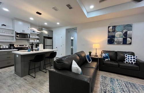 Harlingen Casa | Luxury Pool Oasis w/Tesla Charger*Walk to Hospital