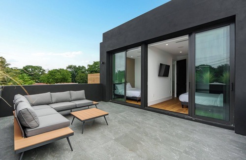 Buena Vista Casa | Luxury, Pool, Pool Table, Backyard, Grill, Near Little Haiti & Design District