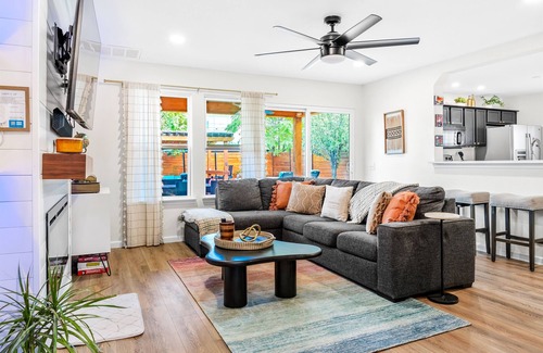 Montopolis Casa | Luxury Pool | SPA ~ Outdoor TV & Firepit ~ 5mi DT