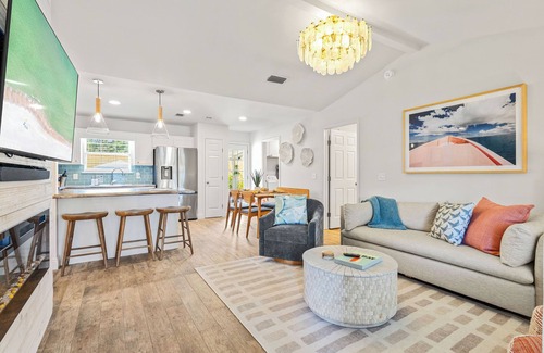 Riviera Beach Casa | Luxury Private Pool + 8-min Walk to Beach, Fast WiFi + Family Friendly