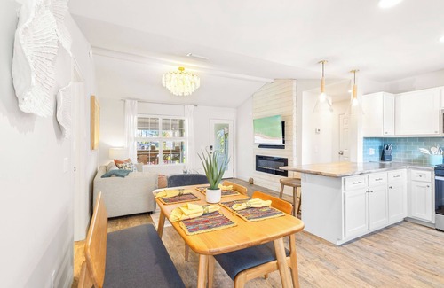 Riviera Beach Casa | Luxury Private Pool + 8-min Walk to Beach, Fast WiFi + Family Friendly
