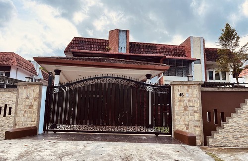 Taman Selamat Villa | Luxury Private Pool Villa + Riverview BBQ Patio !