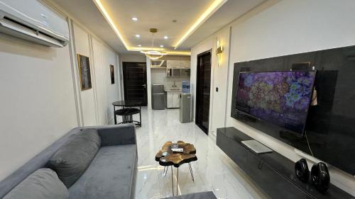 Bahria Town Apartamento | Luxury Private Top Floor Apartment in Heart of Bahria Town