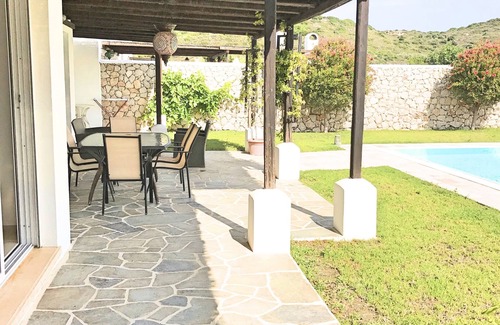 Faliraki Villa | Villa privada de lujo con piscina al aire libre cerca de la bahía de Anthony Quinn