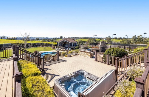Petaluma Casa | Luxury property with private pool, hot tub, outdoor kitchen & tennis court