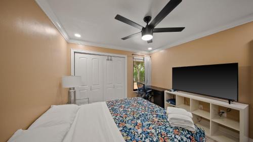 South Miami Casa | Luxury Queen Room, Walk to UM, Free Car Service!