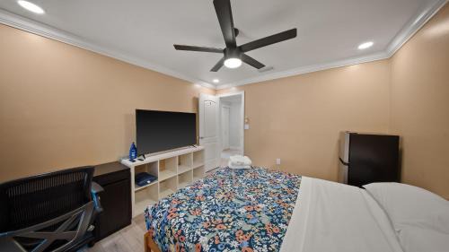 South Miami Casa | Luxury Queen Room, Walk to UM, Free Car Service!