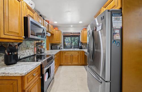 South Miami Casa | Luxury Queen Room, Walk to UM, Free Car Service!