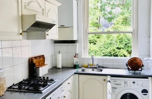 Ealing Apartamento | Luxury, Quiet, Central 1 bed apt, overlooking park, 5mins Ealing Stn Elzbth line