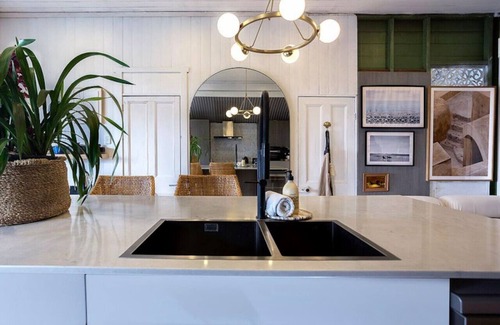Clayfield Casa | Luxury Residence Heated Magnesium Pool+Parking