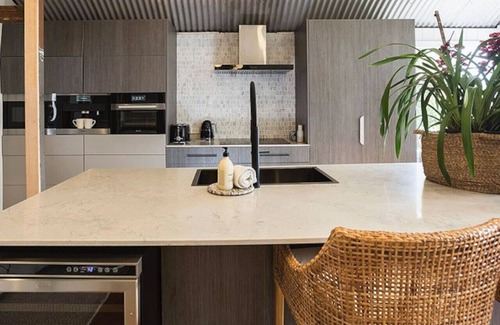 Clayfield Casa | Luxury Residence Heated Magnesium Pool+Parking