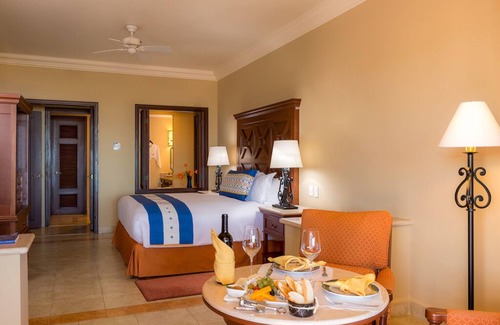 Sunset Beach Complejo | Luxury Resort Junior suite on the beach, with 6 outdoor swimming pools