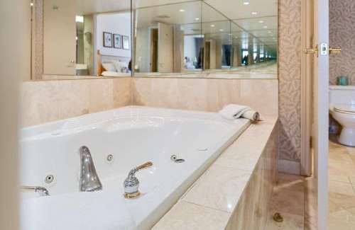 Oro-Medonte Apartamento | Luxury Resort Stay with Pool Jacuzzi and Balcony
