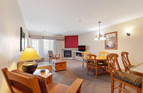 Oro-Medonte Apartamento | Luxury Resort Stay with Pool Jacuzzi and Balcony