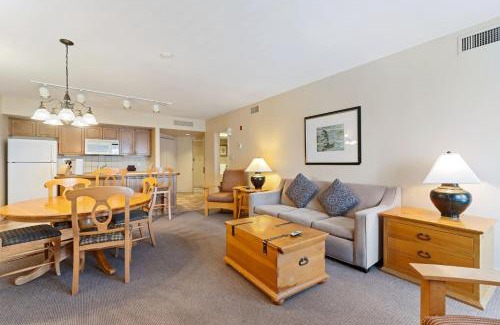 Oro-Medonte Apartamento | Luxury Resort Stay with Pool Jacuzzi and Balcony