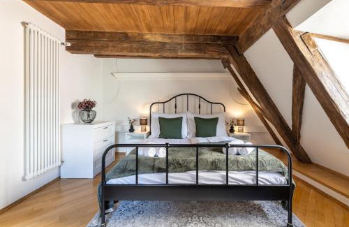 Prague 1 Apartamento | Luxury Retreat by Charles Bridge