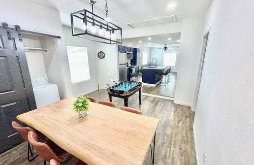MacGregor Casa | Luxury Retreat close to all major locations-Sleeps 20-Pergola-Private Parking