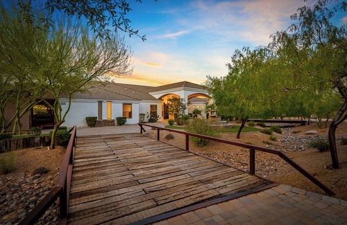 Pinnacle Peak Casa | Luxury retreat | massages, pool, golf, sunsets, movie, games.