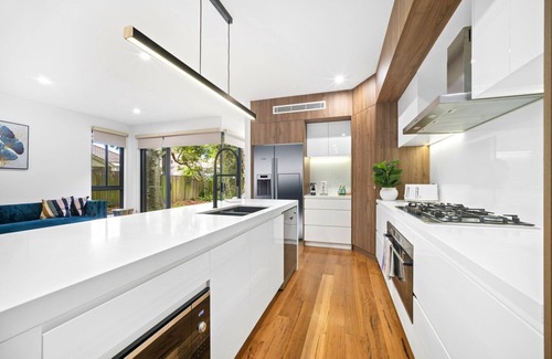 Willoughby Casa | Luxury Retreat | Spacious 4BR House in Willoughby