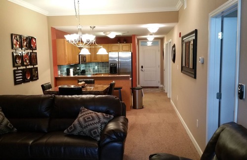 Sevierville Condominio | 2 B / R de lujo A orillas del río Piso / Ubicación perfecta / Nueva Mobiliario / Nueva unidad de alquiler