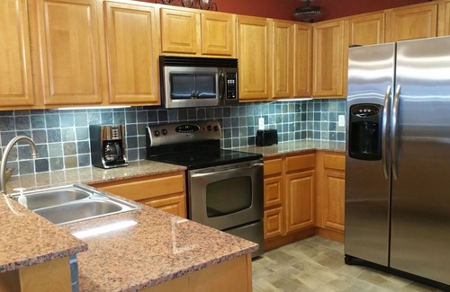 Sevierville Condominio | 2 B / R de lujo A orillas del río Piso / Ubicación perfecta / Nueva Mobiliario / Nueva unidad de alquiler