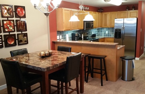 Sevierville Condominio | 2 B / R de lujo A orillas del río Piso / Ubicación perfecta / Nueva Mobiliario / Nueva unidad de alquiler