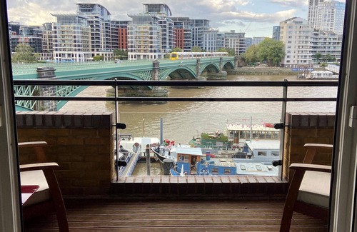 St. Mary's Park Apartamento | Luxury riverside apartment in Battersea. Balcony/ Private secure parking