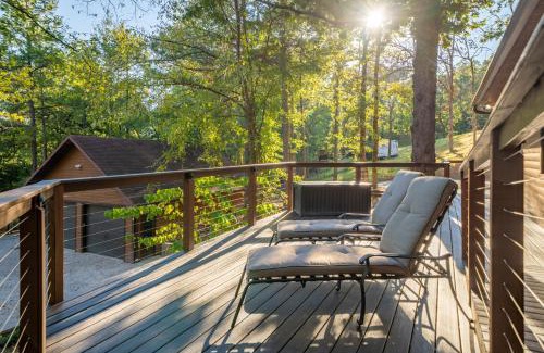 Mid America Casa | Luxury Rock Creek Cabin w Deck by Lake Hamilton