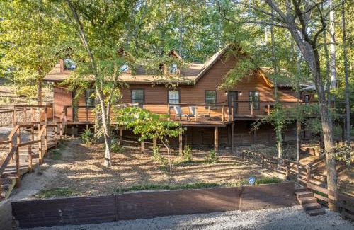 Mid America Casa | Luxury Rock Creek Cabin w Deck by Lake Hamilton