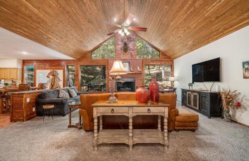 Mid America Casa | Luxury Rock Creek Cabin w Deck by Lake Hamilton