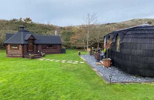 Llandudno Cabina | Luxury romantic escape just for two with stunning views, BBQ Hut and Hot tub