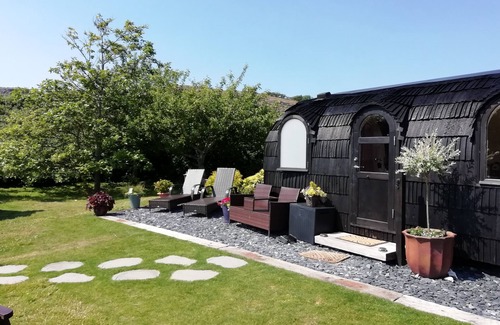 Llandudno Cabina | Luxury romantic escape just for two with stunning views, BBQ Hut and Hot tub