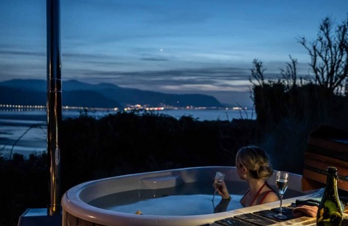 Llandudno Cabina | Luxury romantic escape just for two with stunning views, BBQ Hut and Hot tub