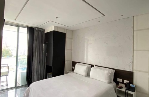 El Poblado Hotel | Habitación de lujo con vista increíble y balcón.