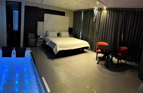 El Poblado Hotel | Habitación de lujo con jacuzzi y vista increíble