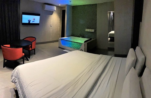 El Poblado Hotel | Habitación de lujo con jacuzzi y vista increíble