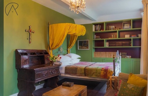 Wooburn Moor Casa | Luxury Rural Family Getaway with Tennis Court