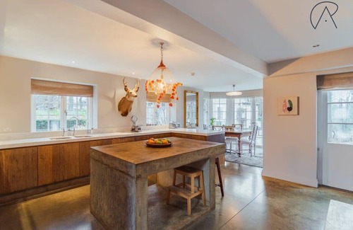 Wooburn Moor Casa | Luxury Rural Family Getaway with Tennis Court