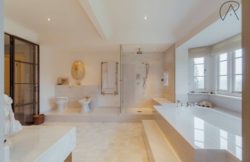 Wooburn Moor Casa | Luxury Rural Family Getaway with Tennis Court