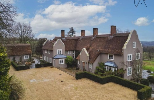 Wooburn Moor Casa | Luxury Rural Family Getaway with Tennis Court