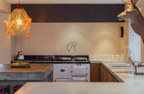 Wooburn Moor Casa | Luxury Rural Family Getaway with Tennis Court