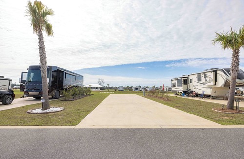 Foley Alquiler De RV | Luxury RV Lot 98 at Grand Riviera Resort in Foley, AL