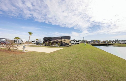 Foley Alquiler De RV | Luxury RV Lot 98 at Grand Riviera Resort in Foley, AL