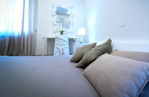 Castelnuovo del Garda Apartamento | Luxury & Suite Apartment with garden & pool