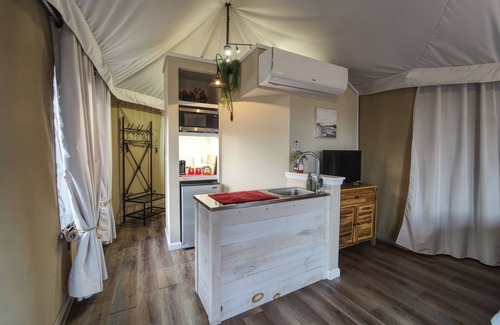Oatmeal Cabina | Luxury Tent #2 w/private deck and outdoor soaking tub