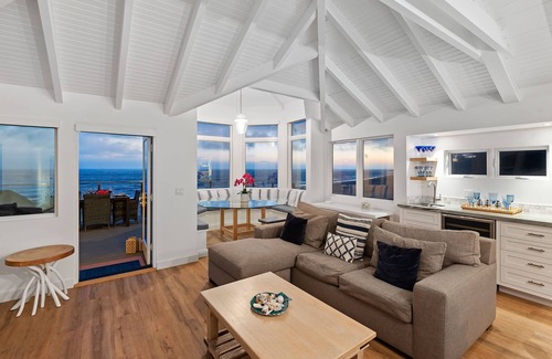 Carpinteria Casa | Luxury Sandcastle Beachfront! Sleeps 8 - Walk Everywhere!