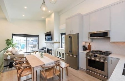 Black Creek Casa | Luxury Saratoga Beach Town Home