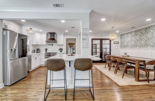 Savannah Casa | Luxury Savannah Retreat (Heated Pool+Pet Friendly)